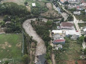 Tumpukan Sampah di Kali Jambe Mulai Dibersihkan Tumpukan Sampah di Kali Jambe Mulai Dibersihkan