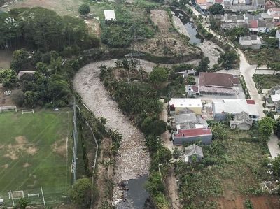Tumpukan Sampah di Kali Jambe Mulai Dibersihkan