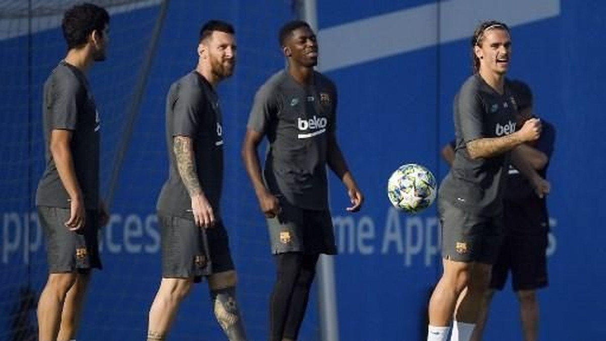 Ousmane Dembele (dua dari kanan) saat berlatih di Barcelona. (Foto: LLUIS GENE / AFP)