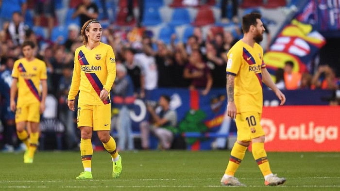 VALENCIA, SPAIN - NOVEMBER 02: Antoine Griezmann and Lionel Messi of FC Barcelona react during the Liga match between Levante UD  and FC Barcelona at Ciutat de Valencia on November 02, 2019 in Valencia, Spain. (Photo by Alex Caparros/Getty Images)