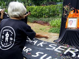 Aksi Tabur Bunga Peringati 21 Tahun Tragedi Semanggi I Aksi Tabur Bunga Peringati 21 Tahun Tragedi Semanggi I