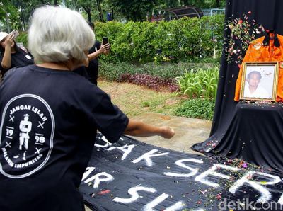 Aksi Tabur Bunga Peringati 21 Tahun Tragedi Semanggi I