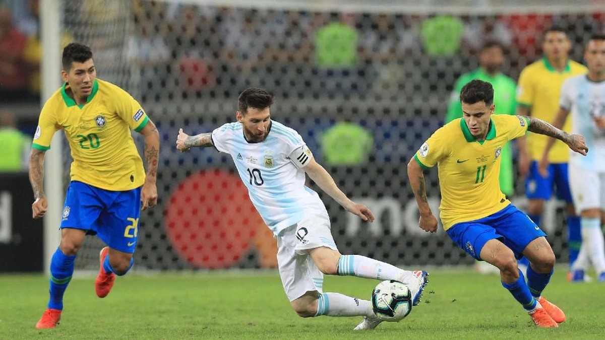 Brasil menghadapi Argentina, Lionel Messi mesti dibatasi ruang geraknya. (Foto: Buda Mendes / Getty Images)