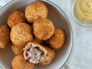 Lekker! Ngemil Bitterballen Keju Gurih Mulur di Sini Lekker! Ngemil Bitterballen Keju Gurih Mulur di Sini