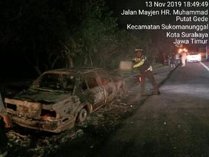 Sebuah Mobil Terbakar di Tol Sidoarjo Diduga Akibat Korsleting Listrik Sebuah Mobil Terbakar di Tol Sidoarjo Diduga Akibat Korsleting Listrik