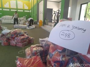 Puluhan Sekolah di Jombang Kembalikan Seragam Gratis yang Kekecilan