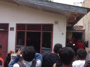 Polisi Geledah Rumah Terduga Pelaku Bom Bunuh Diri di Polrestabes Medan Polisi Geledah Rumah Terduga Pelaku Bom Bunuh Diri di Polrestabes Medan