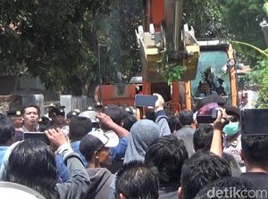 Tolak Eksekusi, Warga Lempari Petugas Pakai Kotoran Tolak Eksekusi, Warga Lempari Petugas Pakai Kotoran