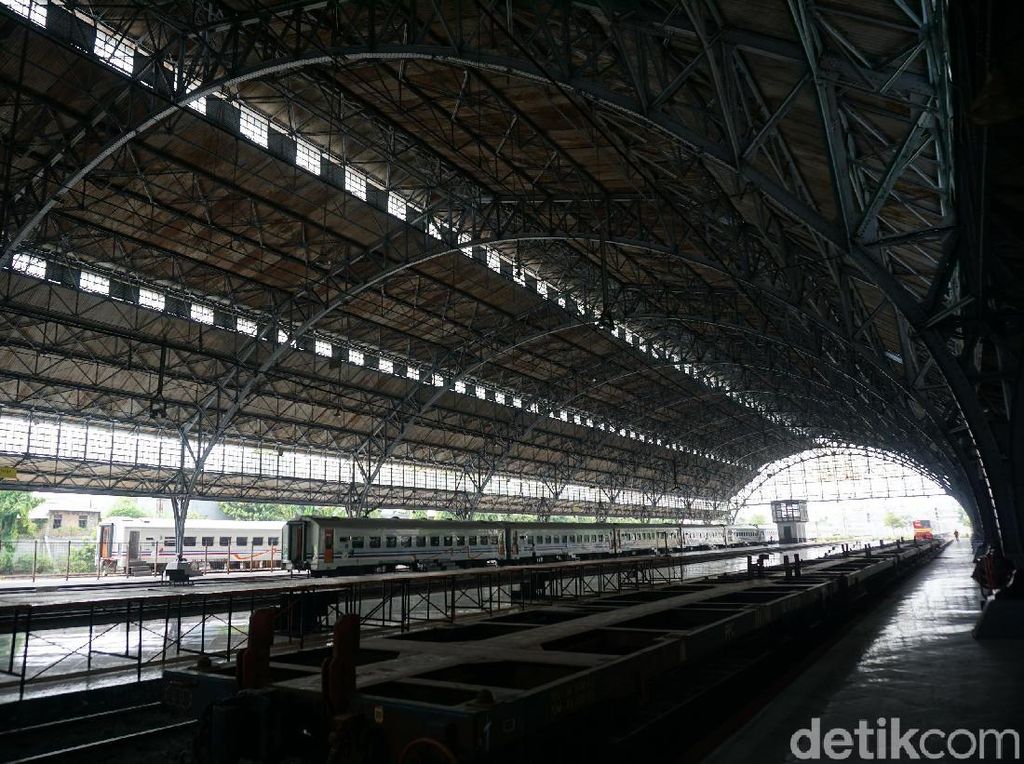 Di Stasiun Tanjung Priok Zaman Old, Pribumi Nunggu Kereta di Sini