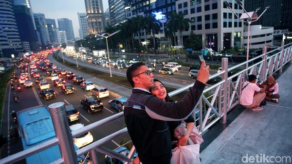 Makin Viral, JPO Sudirman Jadi Wisata Alternatif