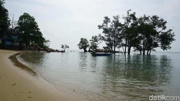 Foto: Pantai RI Ini Ramai Turis, tapi Masih Terbatas Listrik