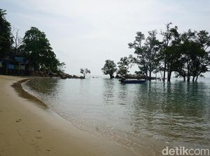 Foto: Pantai RI Ini Ramai Turis, tapi Masih Terbatas Listrik