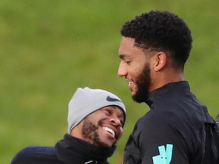 Joe Gomez dan Raheem Sterling di sesi latihan Timnas Inggris (Action Images via Reuters/Carl Recine) Joe Gomez dan Raheem Sterling di sesi latihan Timnas Inggris (Action Images via Reuters/Carl Recine)