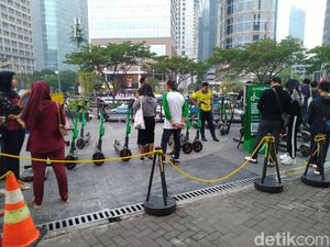 Pengguna Skuter Listrik: Di Jalan Bahaya, Trotoar Dilarang, Bolehnya di Mana?