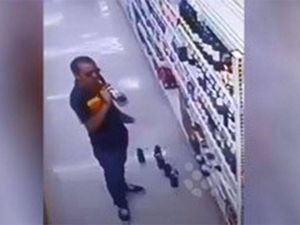 Terekam Kamera! Pencuri Ini Cicip Beberapa Wine di Rak Supermarket