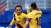 Griezmann dan Messi melakukan tos saat Barcelona berhadapan dengan Eibar pada 19 Oktober. Beberapa media Spanyol dan Eropa sempat memberitakan kalau Griezmann dicueki oleh Messi dan Luis Suarez. (Juan Manuel Serrano Arce / Getty Images)