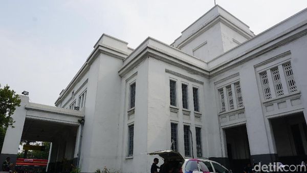 Foto Stasiun Tanjung Priok, dari Bunker sampai Toilet Zaman Old