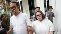 Hadapi Tuntutan, Nunung Terus Gandeng Suami