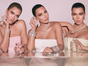 Promosi Parfum, Kardashian Bersaudari Pakai Perhiasan Berlian Rp 422 Miliar Promosi Parfum, Kardashian Bersaudari Pakai Perhiasan Berlian Rp 422 Miliar