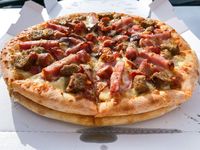 Nyamm! Ini Pizza Dua Tumpuk dengan Limpahan Daging Nikmat