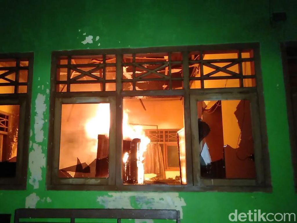 Kantor Kecamatan Tarub Kabupaten Tegal Terbakar Kantor Kecamatan Tarub Kabupaten Tegal Terbakar