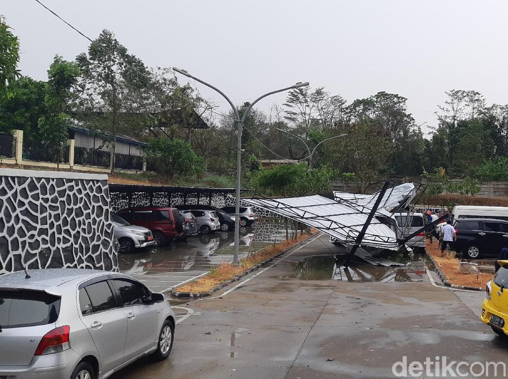 Hujan Es dan Angin Kencang di Serang, Pohon-Tower Bertumbangan Hujan Es dan Angin Kencang di Serang, Pohon-Tower Bertumbangan