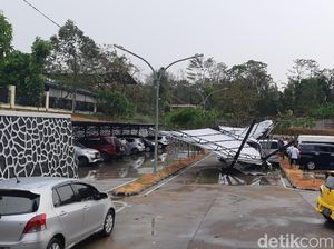 Hujan Es dan Angin Kencang di Serang, Pohon-Tower Bertumbangan Hujan Es dan Angin Kencang di Serang, Pohon-Tower Bertumbangan