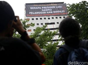 Mahasiswa Tuntut Tragedi Semanggi I Diusut Tuntas: Berapa Presiden Lagi? Mahasiswa Tuntut Tragedi Semanggi I Diusut Tuntas: Berapa Presiden Lagi?