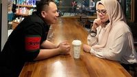 Ini Momen Ngopi Sarita Abdul Mukti dengan Vicky Prasetyo yang Manis