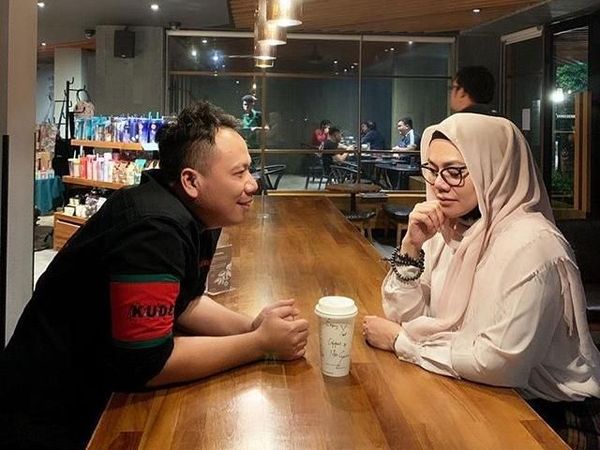 Ini Momen Ngopi Sarita Abdul Mukti dengan Vicky Prasetyo yang Manis