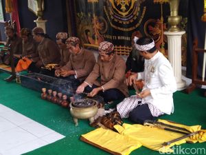 Foto: Tradisi Mandikan Benda Pusaka Kerajaan di Ciamis
