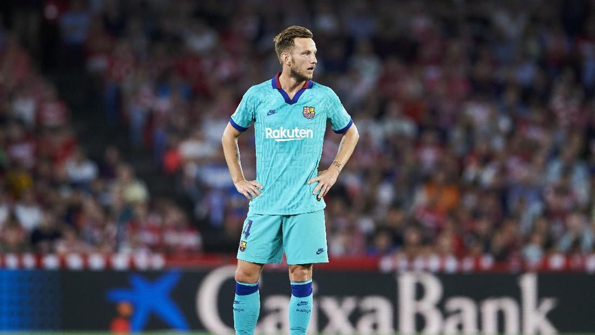 Ivan Rakitic mengaku sedih karena jarang bermain musim ini (Aitor Alcalde/Getty Images)