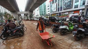 Motor Parkir Liar di Proyek JLNT Kuningan Makin Menjadi-jadi