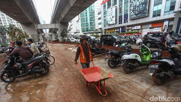 Motor Parkir Liar di Proyek JLNT Kuningan Makin Menjadi-jadi