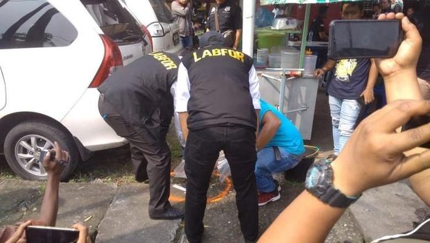 Polisi melakukan olah TKP