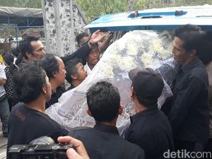 Ratusan Pelayat Antar Djaduk ke Peristirahatan Terakhir Ratusan Pelayat Antar Djaduk ke Peristirahatan Terakhir