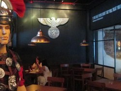 Hanya Gara-gara Pajangan, 5 Restoran Ini Diprotes Keras Netizen