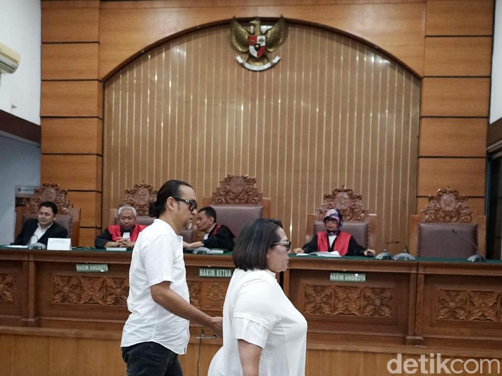 Nunung-Suami Divonis 1,5 Tahun Bui tapi Jalani Hukuman di RSKO Cibubur Nunung-Suami Divonis 1,5 Tahun Bui tapi Jalani Hukuman di RSKO Cibubur