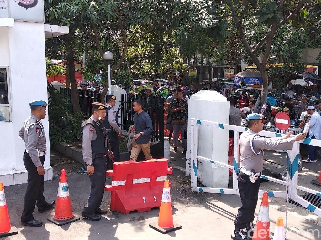 Cegah Bomber, Polisi Bersenjata Geledah Warga di Mapolrestabes Bandung Cegah Bomber, Polisi Bersenjata Geledah Warga di Mapolrestabes Bandung