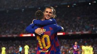 24 September 2019 Messi dan Griezmann berpelukan usai menjebol gawang Villarreal. Sayangnya foto Messi dan Griezmann berpelukan sulit didapat, karena memang jarang kejadian. Momen ini terjadi di Camp Nou. (Alex Caparros/Getty Images)