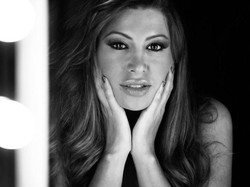 Model Jadi Sensasi, Gunakan Pakaian Dalam sebagai Masker