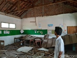 Plafon SDN Sumberpoho Probolinggo Runtuh, Diduga Sudah Tua Termakan Usia