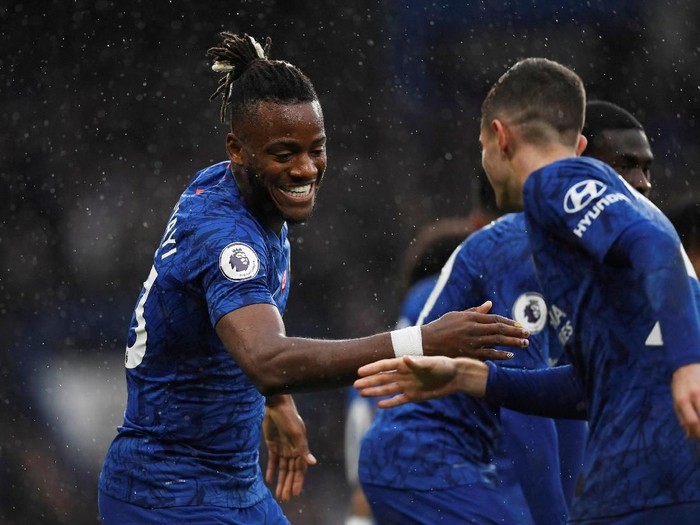 Soccer Football - Premier League - Chelsea v Crystal Palace - Stamford Bridge, London, Britain - November 9, 2019  Chelsea's Christian Pulisic celebrates scoring their second goal with Michy Batshuayi   Action Images via Reuters/Tony O'Brien  EDITORIAL USE ONLY. No use with unauthorized audio, video, data, fixture lists, club/league logos or 