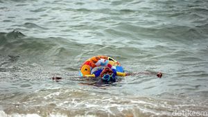 Asyiknya Bermain Air di Pantai Ketam Karimun Besar