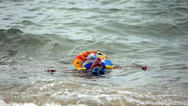 Asyiknya Bermain Air di Pantai Ketam Karimun Besar
