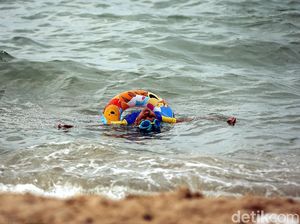 Asyiknya Bermain Air di Pantai Ketam Karimun Besar