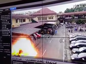 Rekaman CCTV Detik-detik Ledakan Bom di Polrestabes Medan Rekaman CCTV Detik-detik Ledakan Bom di Polrestabes Medan