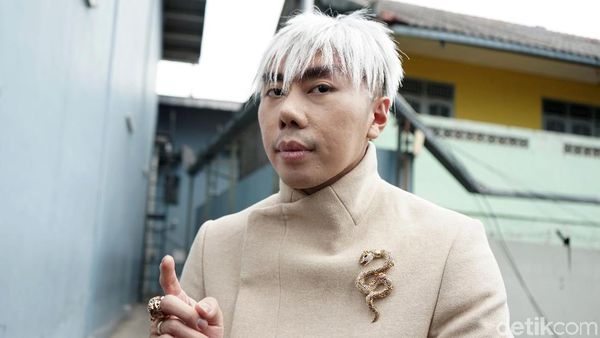 Roy Kiyoshi Dihina Muka Nggak Simetris hingga Logo Arsenal