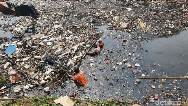 Berita Pemkab Bekasi Bersih-bersih Kali Jambe, Ratusan Ton Sampah Diangkut Kamis 18 April 2024
