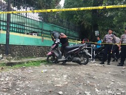 Penjinak Bom Periksa Motor Bomber Mapolrestabes Medan